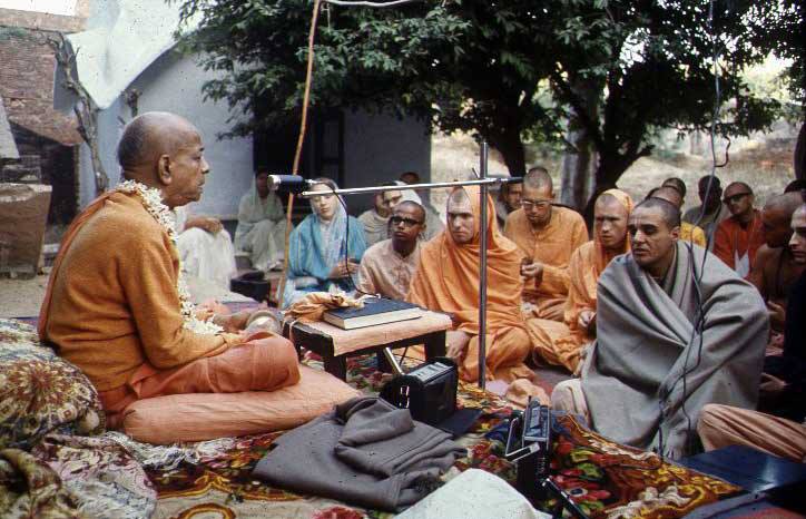 Vrindavan oktjabri nojabri 1972 Srila Prabhupada chitaet lekcii vo dvore hrama Radhi Damodary